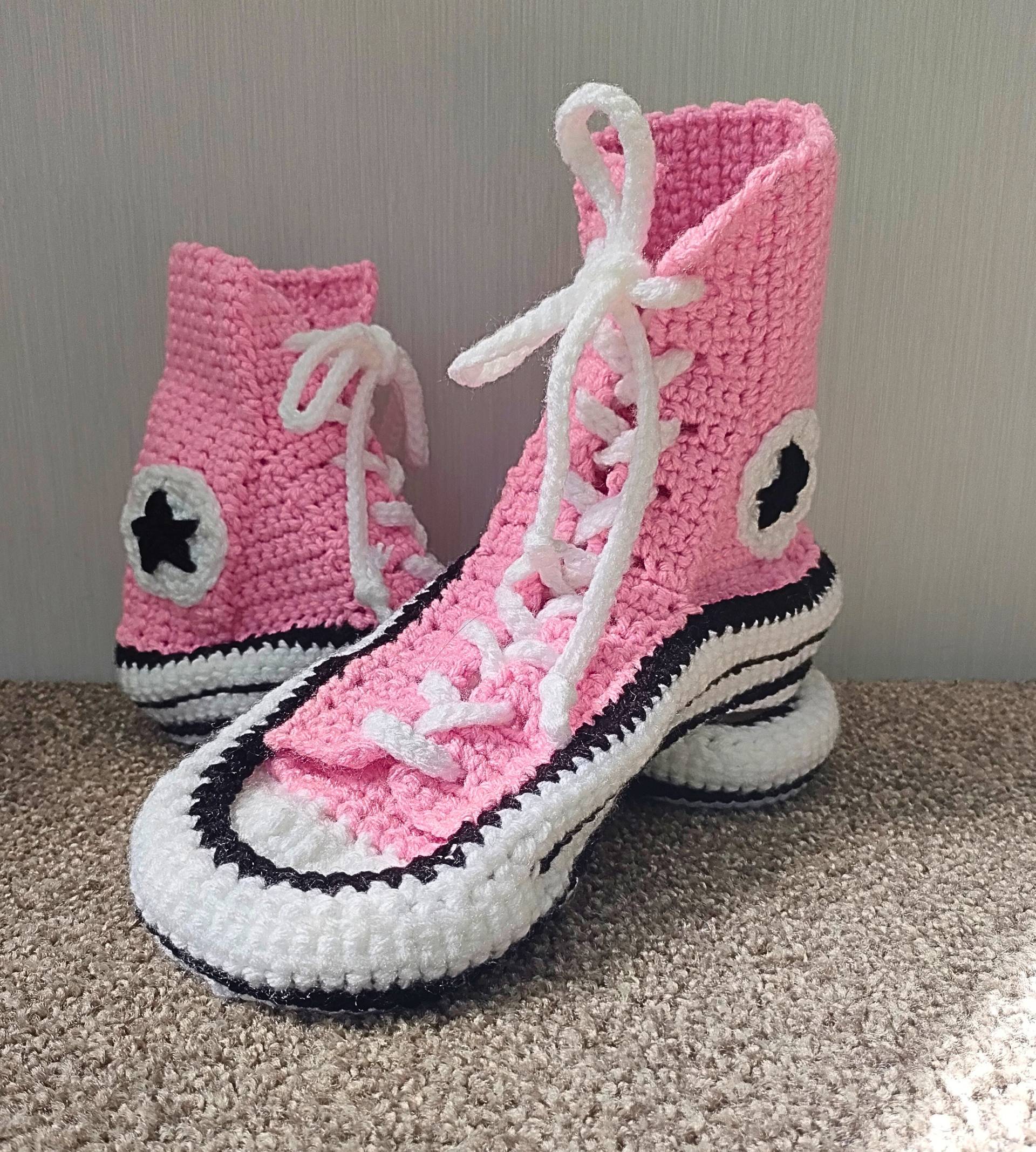 Handgehäkelte Gemütliche Trainer Sneaker Hausschuhe Handgehäkelte Gemütliche Trainer Sneaker Hausschuhe von KiwiCuddlies