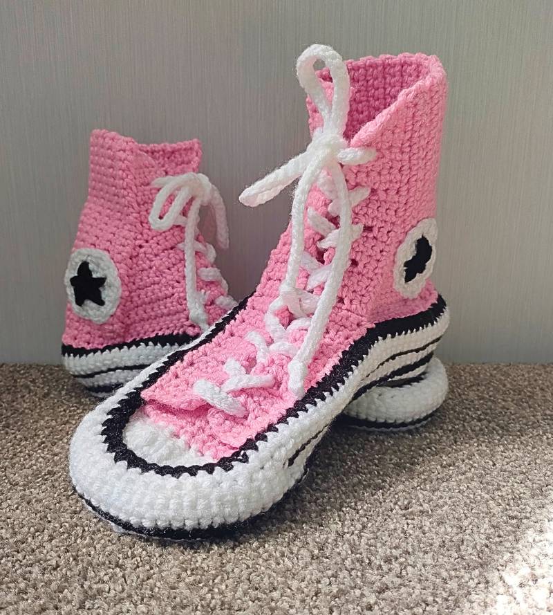 Handgehäkelte Gemütliche Trainer Sneaker Hausschuhe Handgehäkelte Gemütliche Trainer Sneaker Hausschuhe von KiwiCuddlies