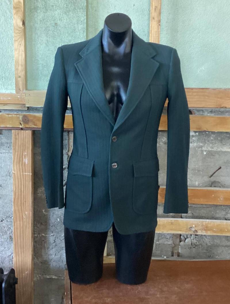 Funky 1970Er Jahre Herren Grün Polyester Strickjacke, Breite Revers, Spitze Taschen, Hinten Gürtel Sax Altmann 36R Funky 1970Er Jahre Herren Grün Polyester Strickjacke, Breite Revers, Spitze Taschen, Hinten Gürtel Sax Altmann 36R von KiwiFunk