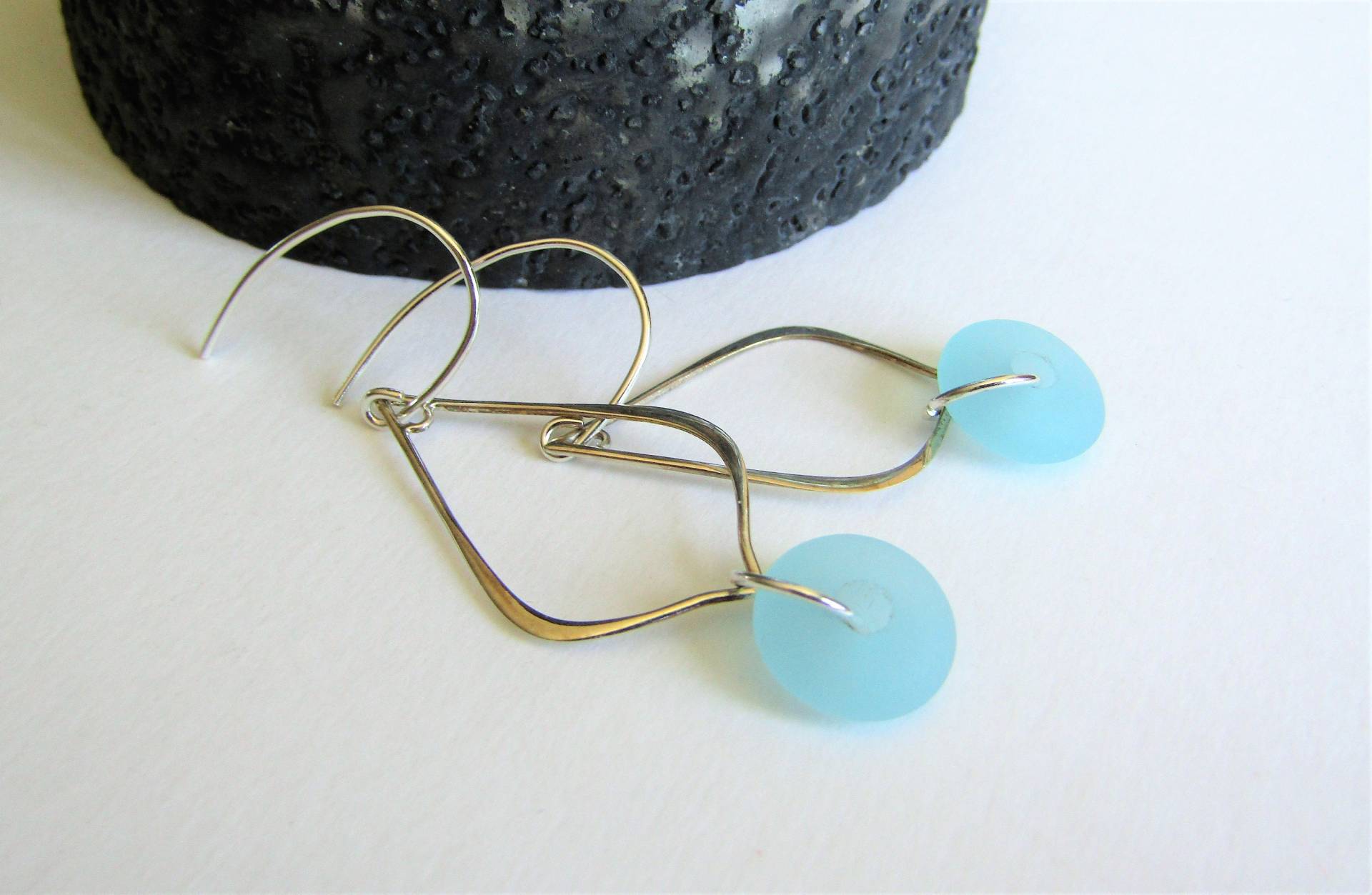 sterling Silber Tropfen Ohrringe Mit Aqua Meerglas Perlen, Zarte Perlen Ohrringe, Kreis sterling Silber Tropfen Ohrringe Mit Aqua Meerglas Perlen, Zarte Perlen Ohrringe, Kreis von Kiwico
