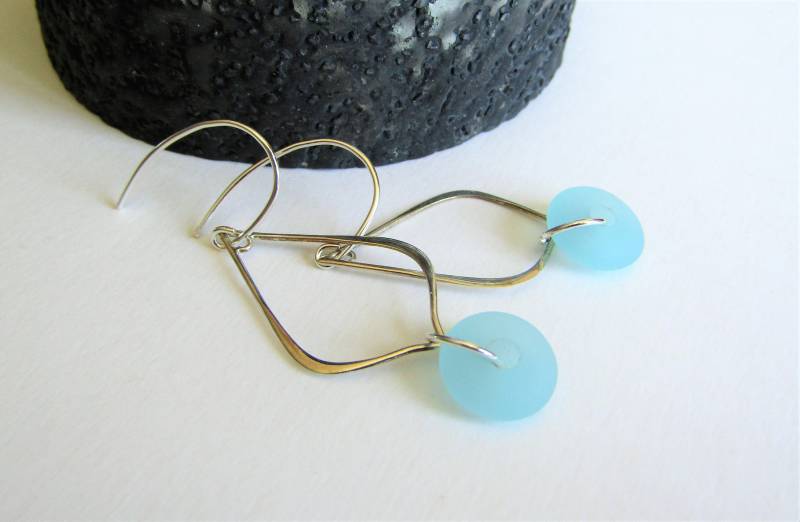 sterling Silber Tropfen Ohrringe Mit Aqua Meerglas Perlen, Zarte Perlen Ohrringe, Kreis sterling Silber Tropfen Ohrringe Mit Aqua Meerglas Perlen, Zarte Perlen Ohrringe, Kreis von Kiwico