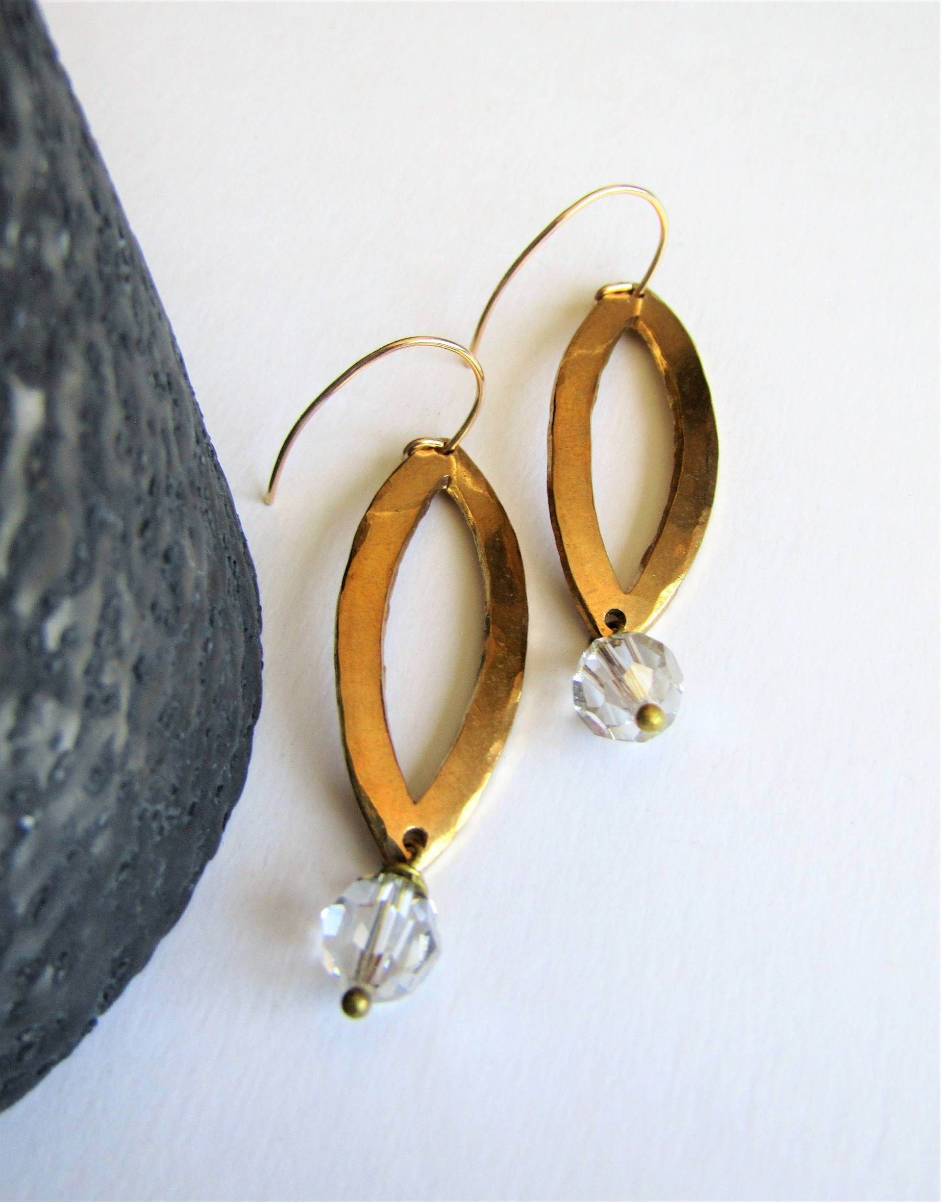 Gold Und Swarovski Kristallohrringe, Handgemachte Artisan Oval Connector, Lange Oblong Kristallperlenohrringe Gold Und Swarovski Kristallohrringe, Handgemachte Artisan Oval Connector, Lange Oblong Kristallperlenohrringe von Kiwico