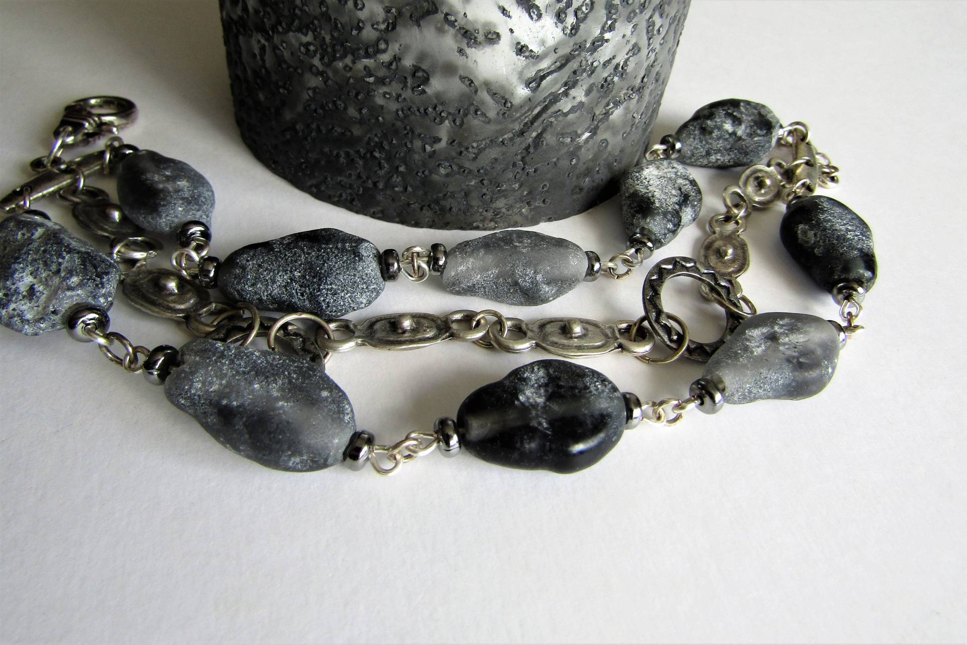 Grau Gefrostetes Armband, Mattes Dunkelgraues Glas Und Antikes Silber Dreifach Strang Perlen Freeform Glasperlen Grau Gefrostetes Armband, Mattes Dunkelgraues Glas Und Antikes Silber Dreifach Strang Perlen Freeform Glasperlen von Kiwico
