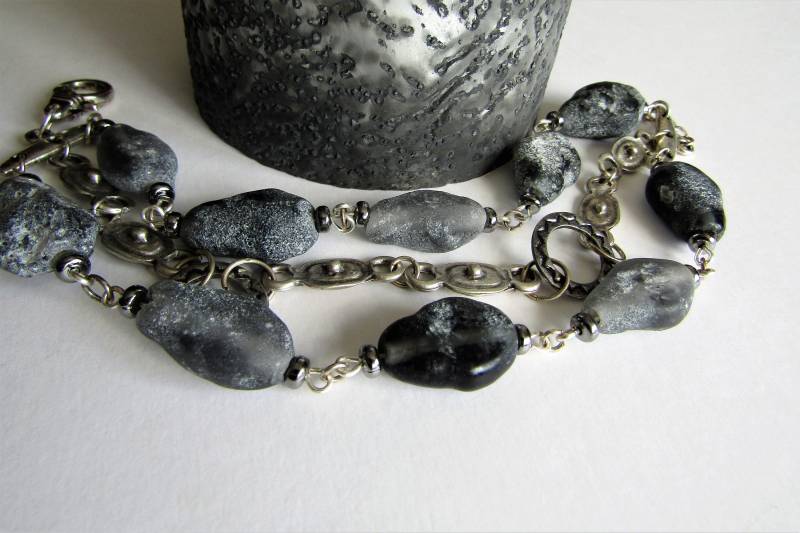 Grau Gefrostetes Armband, Mattes Dunkelgraues Glas Und Antikes Silber Dreifach Strang Perlen Freeform Glasperlen Grau Gefrostetes Armband, Mattes Dunkelgraues Glas Und Antikes Silber Dreifach Strang Perlen Freeform Glasperlen von Kiwico