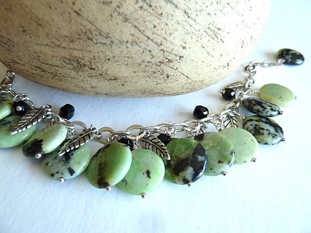 Grüne Chrysopras Münze Bead Baumeln Armband, Große Perlen Grün, Schwarz Und Silber Armband Grüne Chrysopras Münze Bead Baumeln Armband, Große Perlen Grün, Schwarz Und Silber Armband von Kiwico
