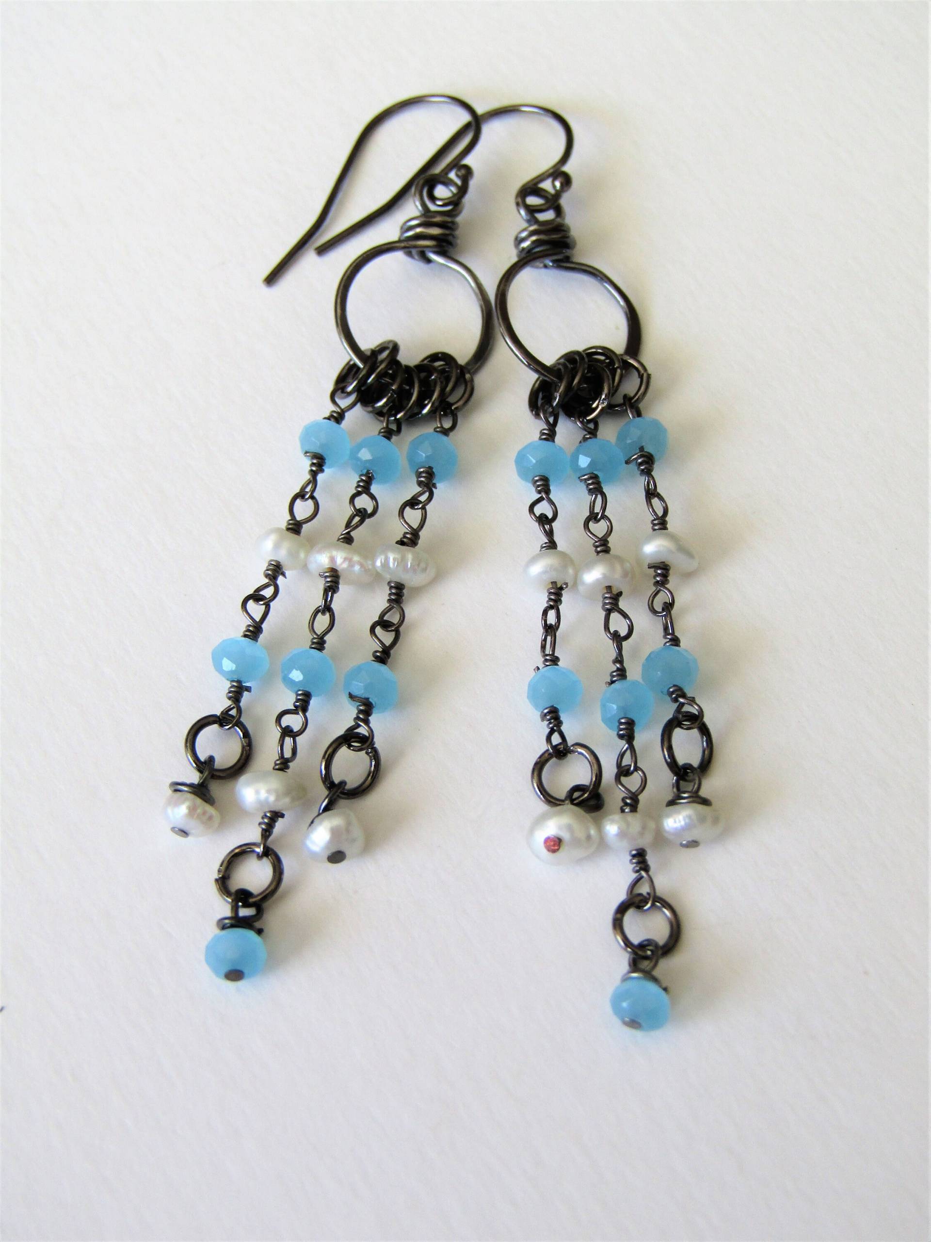 Draht Gewickelt Ohrringe Mit Blauem Chalcedon Und Weißen Perlen, Handgemacht, Drei Reihen Ohrringe, Hellblau, Weiß Schwarz Draht Gewickelt Ohrringe Mit Blauem Chalcedon Und Weißen Perlen, Handgemacht, Drei Reihen Ohrringe, Hellblau, Weiß Schwarz von Kiwico