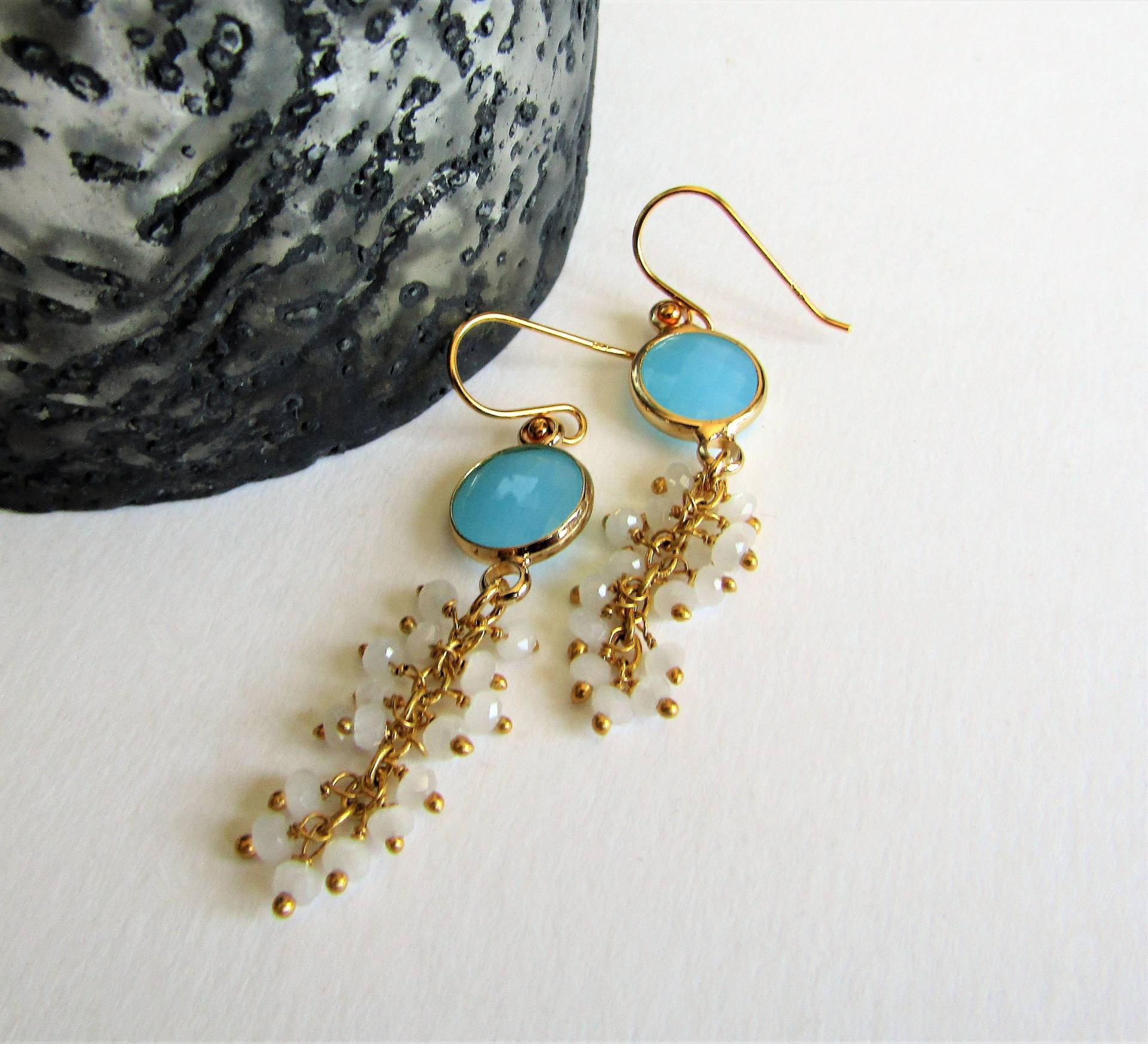 Türkis Kristall Ohrringe, Kleine Weiße Chalcedon Und Gold Vermeil Zarte Hochzeit Geschenk Für Sie Türkis Kristall Ohrringe, Kleine Weiße Chalcedon Und Gold Vermeil Zarte Hochzeit Geschenk Für Sie von Kiwico