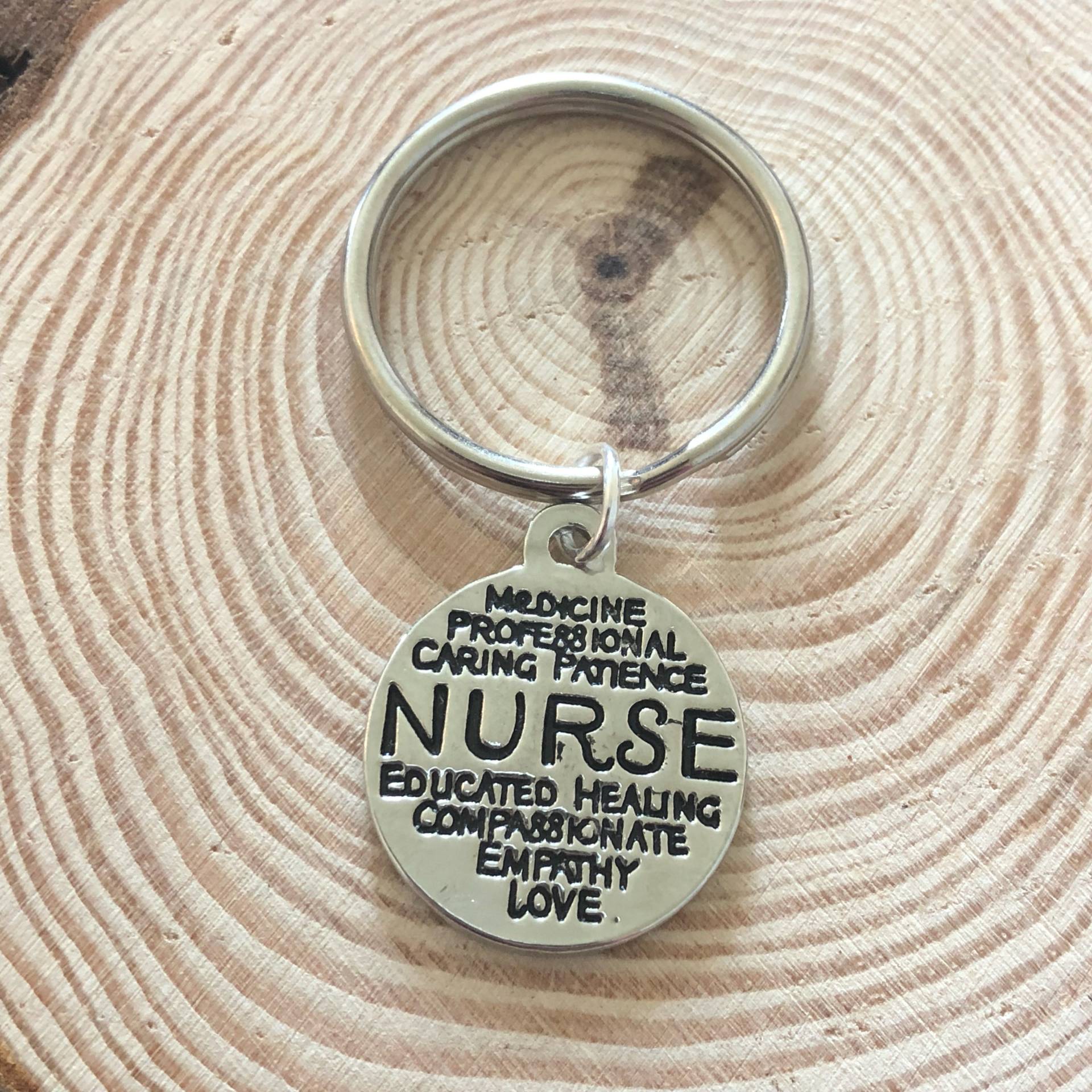 Krankenschwester Schlüsselring, Geschenk Für Krankenschwester, Schlüsselbund, Geschenke, Studenten Geschenk, Graduierte Charme Definition Krankenschwester Schlüsselring, Geschenk Für Krankenschwester, Schlüsselbund, Geschenke, Studenten Geschenk, Graduierte Charme Definition von KizzlishBeauty