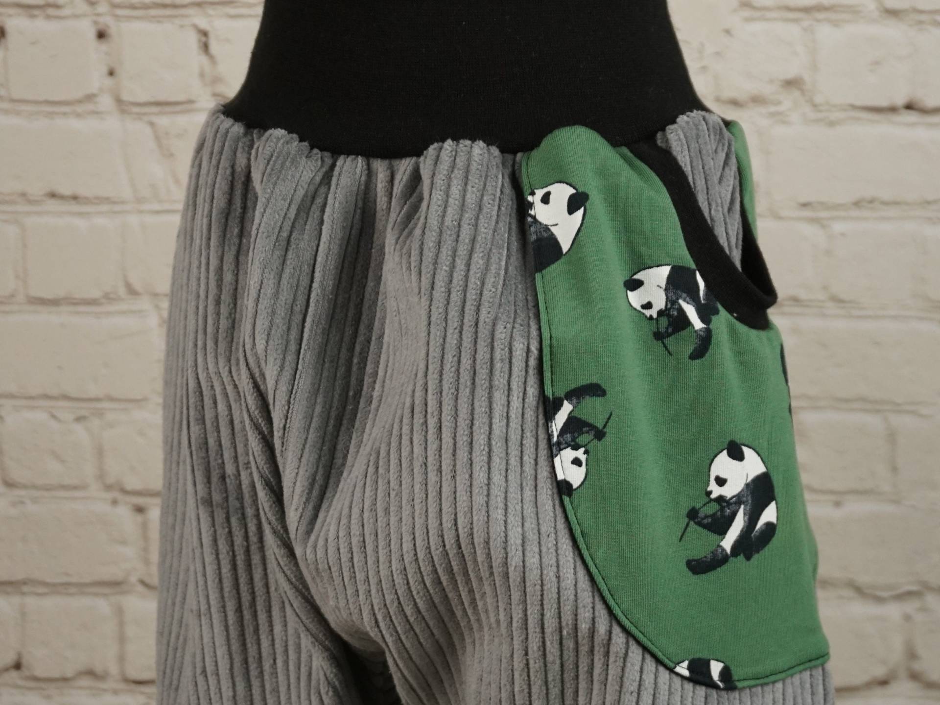 Cordhose Pumphose Mit Tasche Mitwachshose Handmade Babyhose Breitcord Herbst Grau Panda Gr. 50/56, 62/68, 74/80, 86/92, 98/104, 110/116, 122 Cordhose Pumphose Mit Tasche Mitwachshose Handmade Babyhose Breitcord Herbst Grau Panda Gr. 50/56, 62/68, 74/80, 86/92, 98/104, 110/116, 122 von KlabauterAtelier