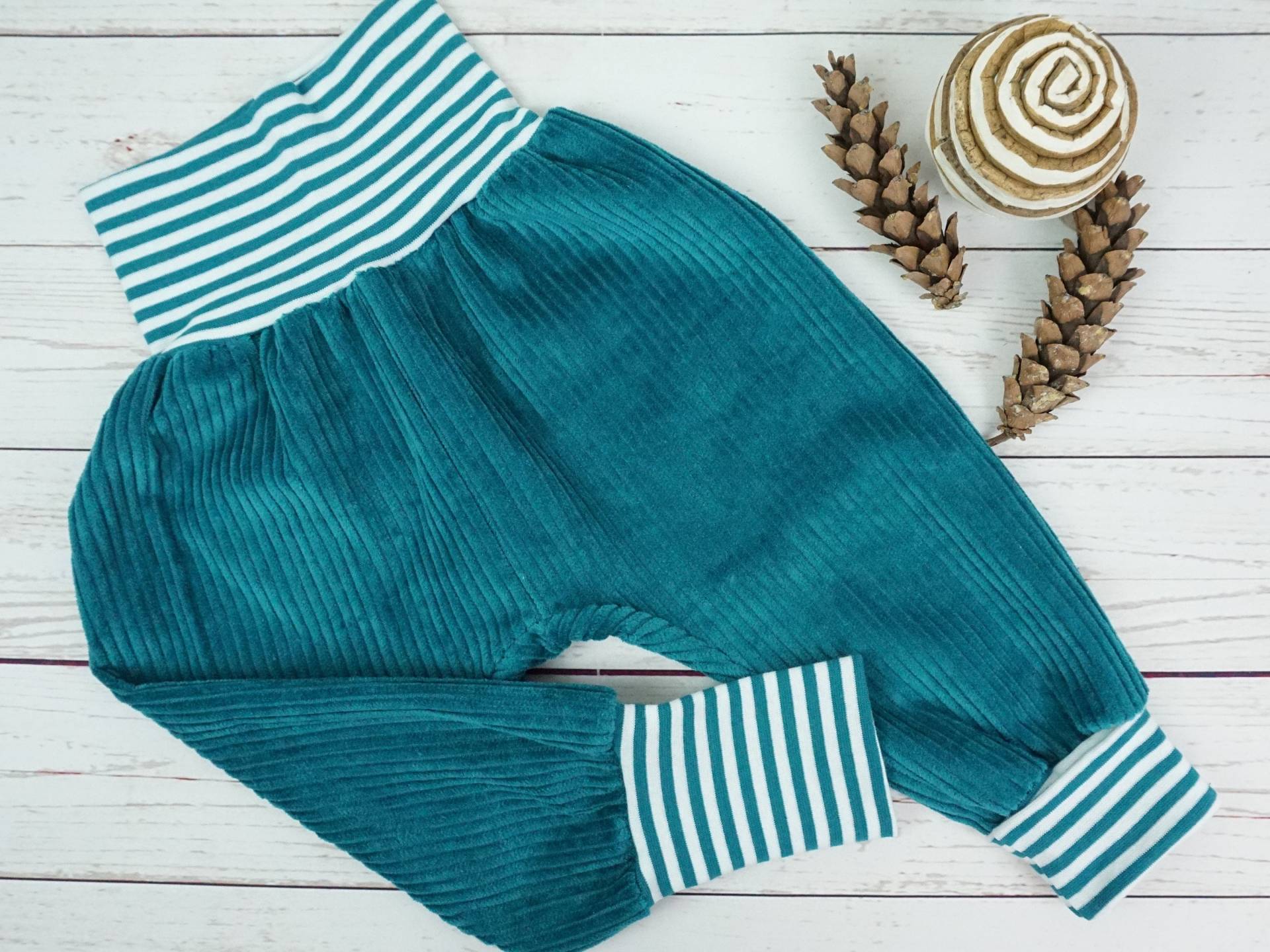 Cordhose Pumphose Mitwachshose Handmade Babyhose Breitcord Cord Petrol Gestreift Gr. 50/56, 62/68, 74/80, 86/92, 98/104, 110/116, 122 Cordhose Pumphose Mitwachshose Handmade Babyhose Breitcord Cord Petrol Gestreift Gr. 50/56, 62/68, 74/80, 86/92, 98/104, 110/116, 122 von KlabauterAtelier