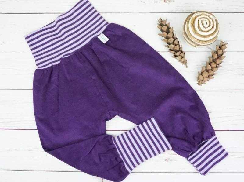 Cordhose Pumphose Mitwachshose Handmade Babyhose Cord Feincord Mädchen Lila Gestreiftes Bündchen Gr. 50/56 -122 von KlabauterAtelier