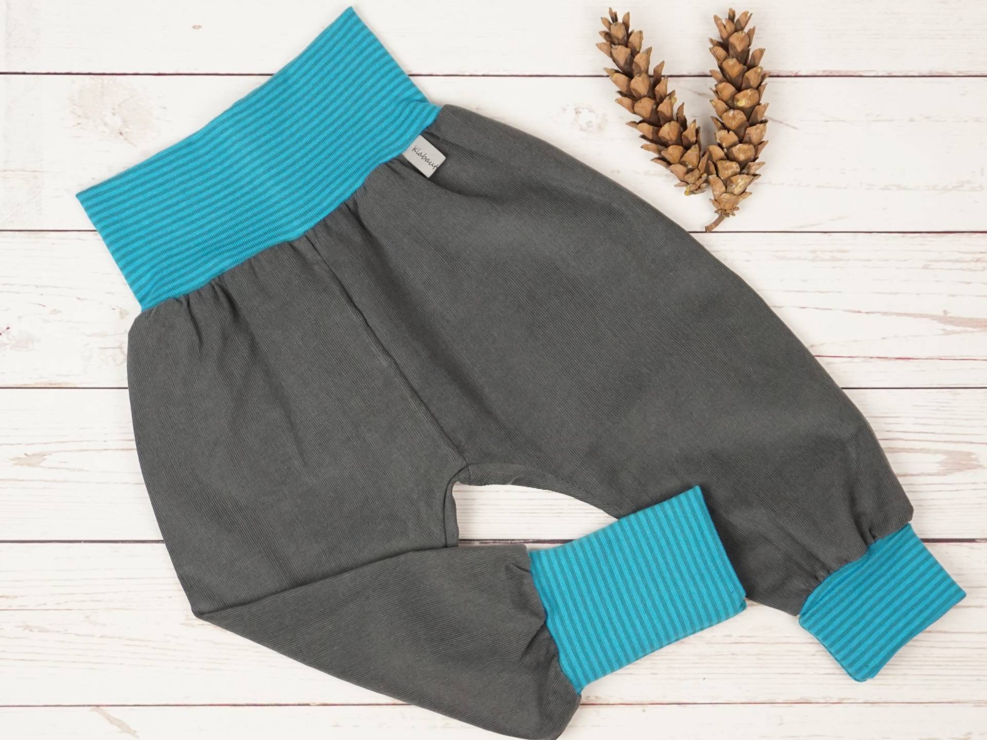 Cordhose Pumphose Mitwachshose Handmade Babyhose Cord Herbst Grau Petrol Gestreift Gr. 50/56, 62/68, 74/80, 86/92, 98/104, 110/116, 122 Cordhose Pumphose Mitwachshose Handmade Babyhose Cord Herbst Grau Petrol Gestreift Gr. 50/56, 62/68, 74/80, 86/92, 98/104, 110/116, 122 von KlabauterAtelier
