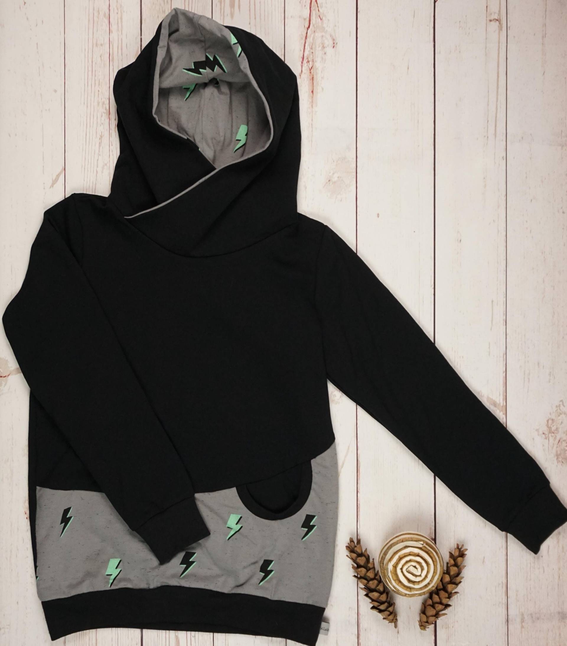 Hoodie Pullover Wickelkapuze Handmade Sweat Schwarz Grau Blitze 68/74/80/86/92/98/104/110/116/122/128/134/140/146/152/158/164/170 von KlabauterAtelier