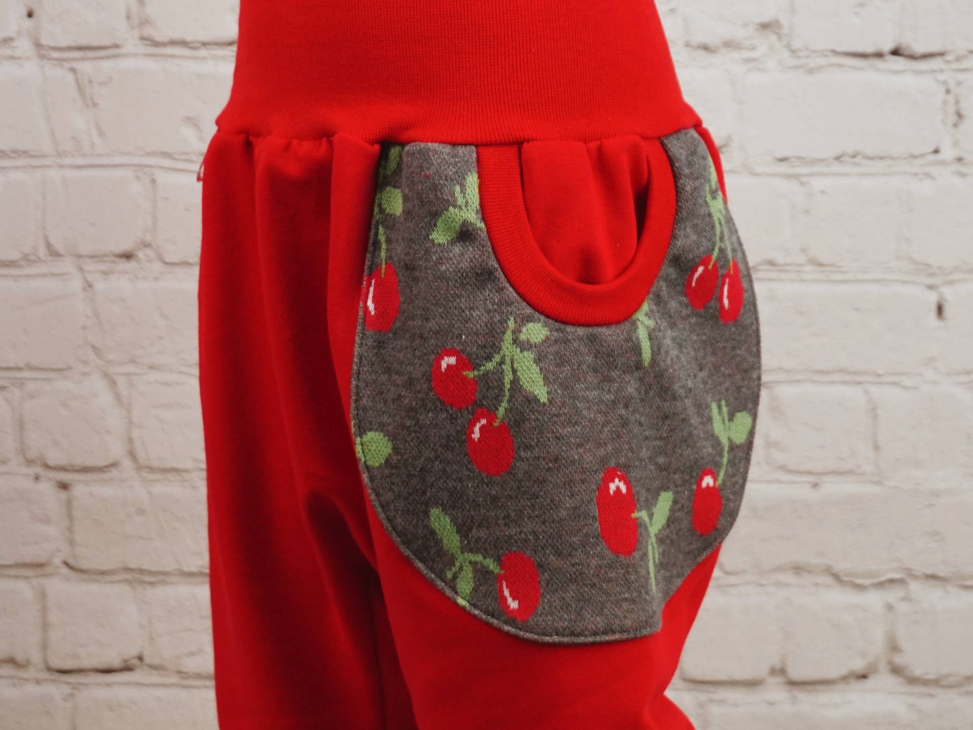 Pumphose Mit Tasche Mitwachshose Handmade Babyhose Sweat Rot Kirsche Mädchen Gr. 50/56, 62/68, 74/80, 86/92, 98/104, 110/116, 122 Pumphose Mit Tasche Mitwachshose Handmade Babyhose Sweat Rot Kirsche Mädchen Gr. 50/56, 62/68, 74/80, 86/92, 98/104, 110/116, 122 von KlabauterAtelier