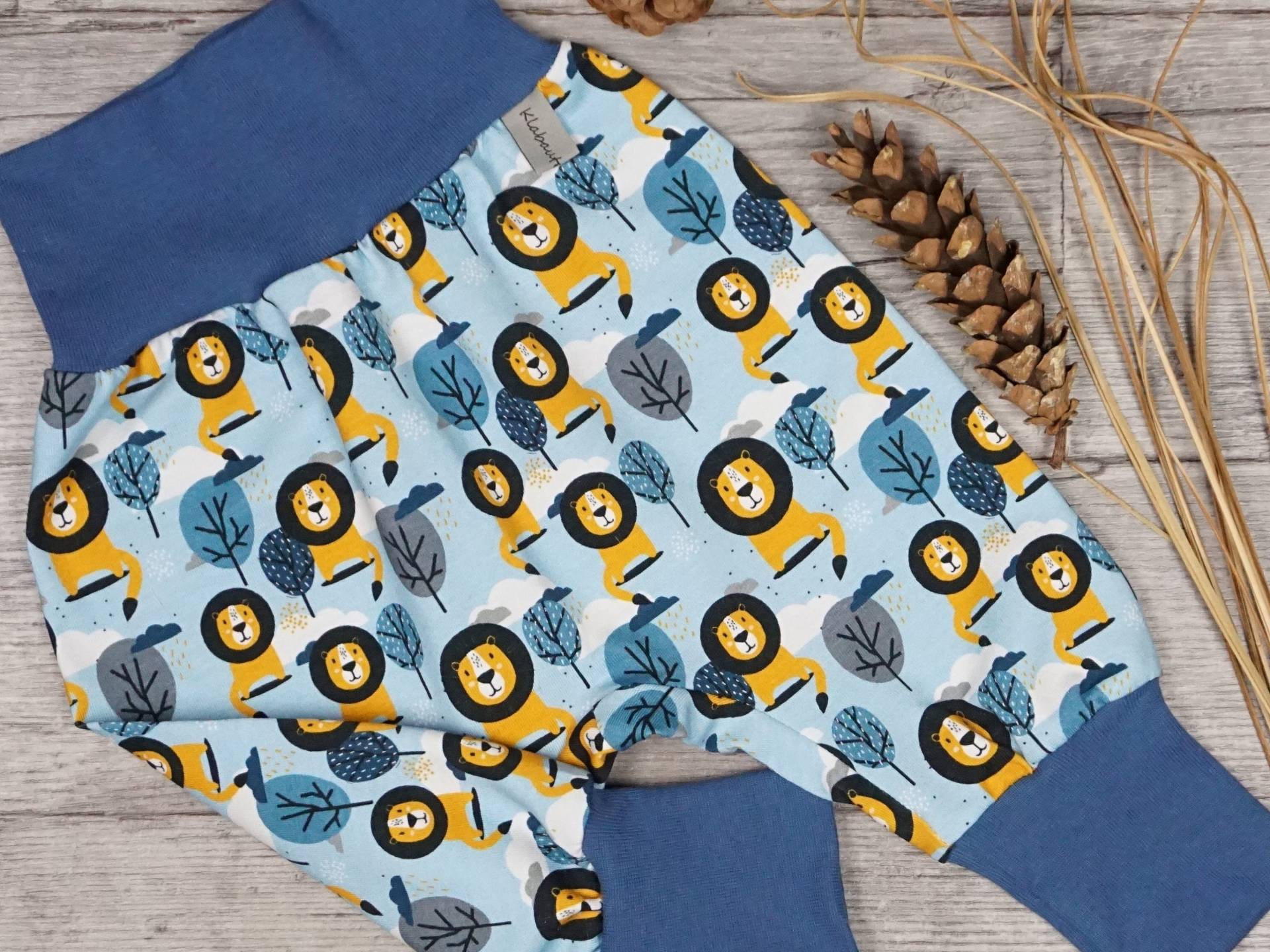 Pumphose Mitwachshose Handmade Babyhose Jersey Jungen Löwen Blau Gr. 50/56, 62/68, 74/80, 86/92, 98/104, 110/116, 122 von KlabauterAtelier
