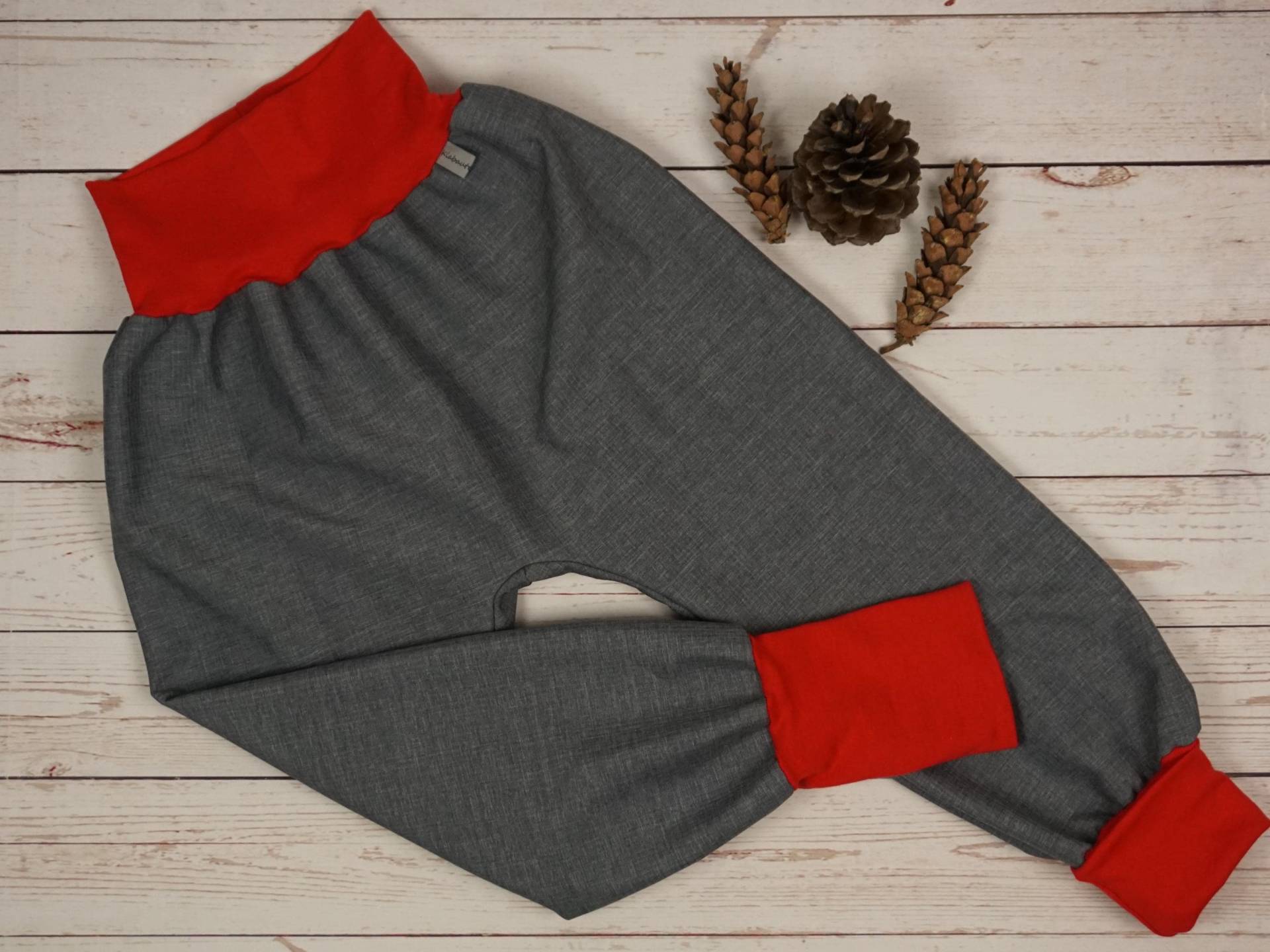 Softshell Hose Pumphose Mitwachshose Handmade Babyhose Grau Meliert Rot Gr. 50/56, 62/68, 74/80, 86/92, 98/104, 110/116, 122 Softshell Hose Pumphose Mitwachshose Handmade Babyhose Grau Meliert Rot Gr. 50/56, 62/68, 74/80, 86/92, 98/104, 110/116, 122 von KlabauterAtelier