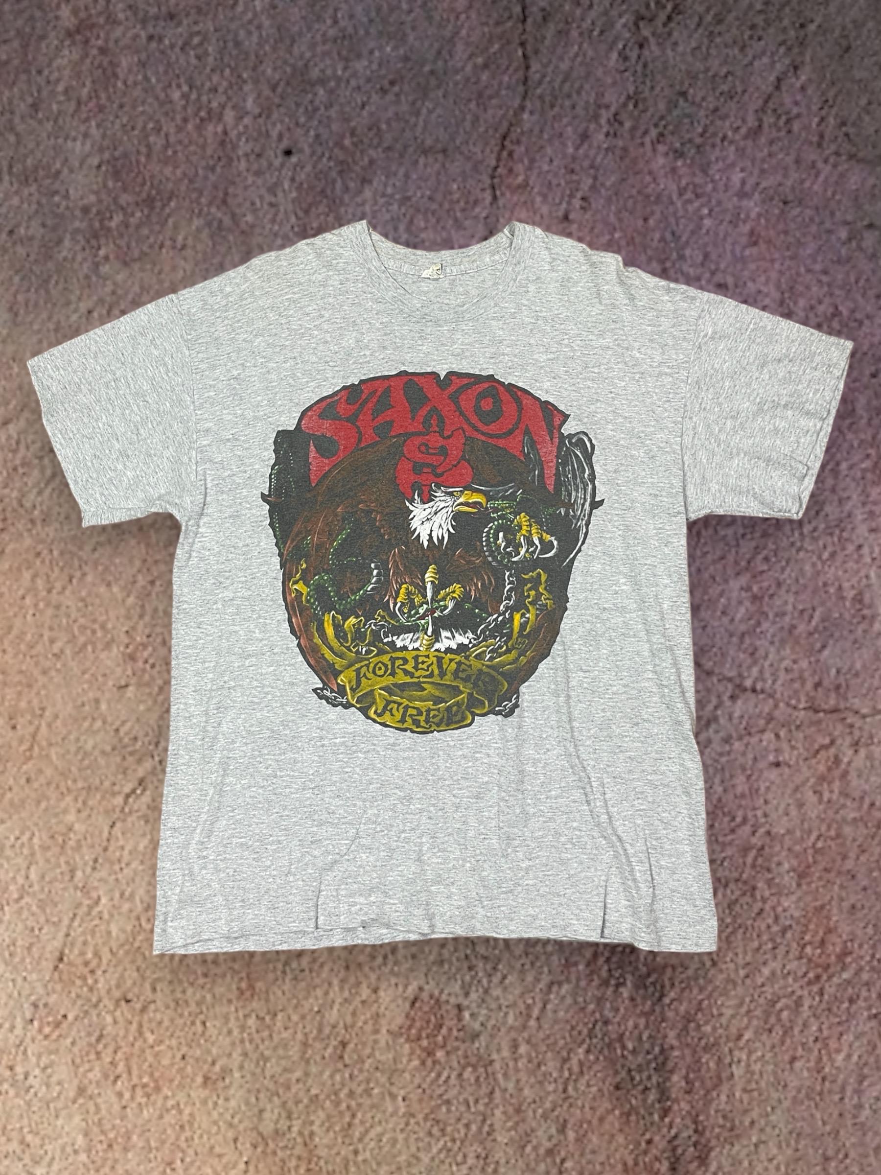 Saxon Forever Free 1993 Tour T-Shirt Vintage Bandshirt 90S Metal 93 Saxon Forever Free 1993 Tour T-Shirt Vintage Bandshirt 90S Metal 93 von KlamotterBerlin