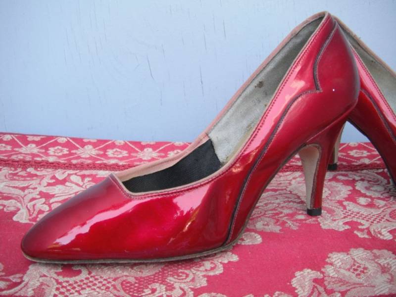 Freche Red Patent Softly Abgerundete Zehenpumpen/Rote Vinyl-Pumpen von KlassyKlassics