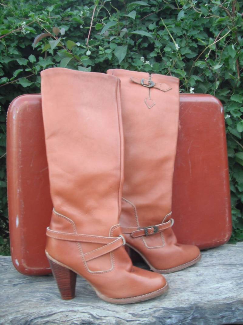 Vintage 1980Er Jahre Sternzeichen Kniehohe Chunky High Heeled Stiefel Leder Größe 5, 5 von KlassyKlassics