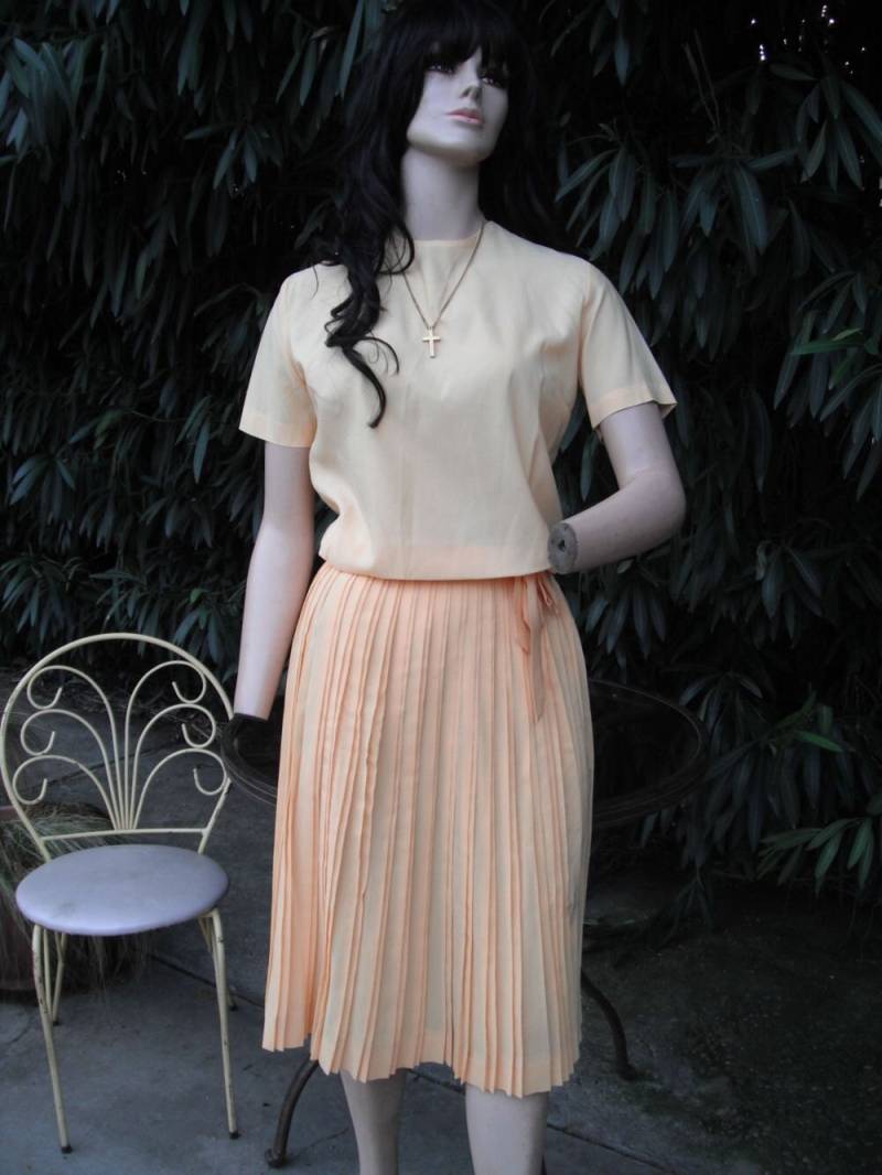 Vintage 2-Teiliges Set Aus Rock Und Bluse Von Fritze Orange Dacron Little Or No Ironing, Medium von KlassyKlassics