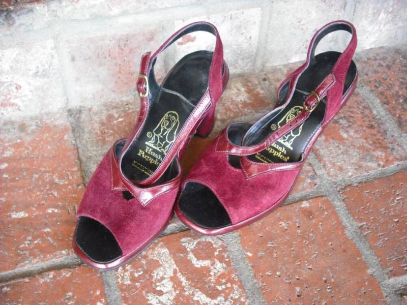 Vintage 40Er Jahre Hush Welpen, Wildleder Burgund Peep Toe Chunky Heels, Welpen Sz. 6 von KlassyKlassics