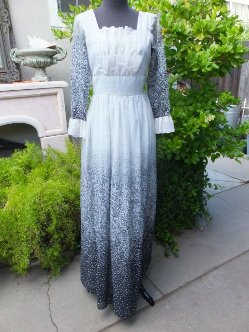 Vintage 70Er Jahre Maxi Kleid, Schwarz Weißes Eyelet Prairie Langes Boho, Kleid von KlassyKlassics