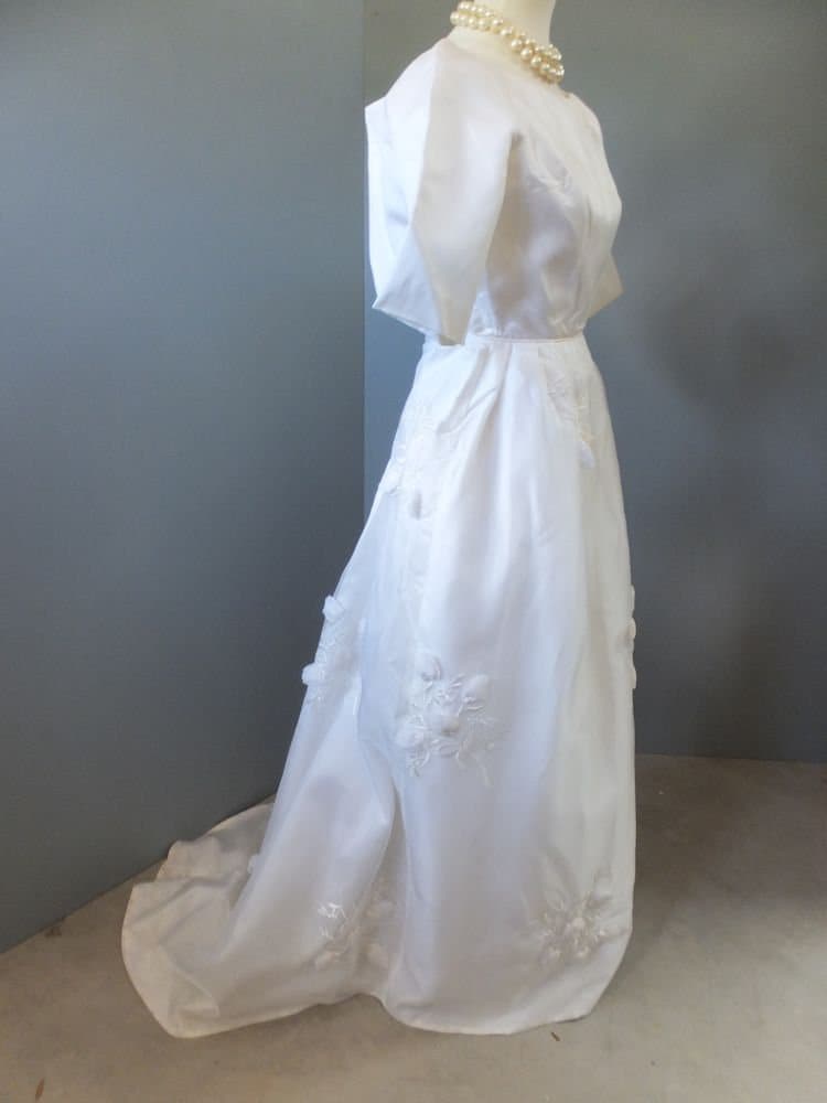 Vintage Brautkleid, 1960Er Jahre Weißes Chiffon Ellenbogen Ärmel, Stickerei, Wunderschönes Größe S von KlassyKlassics