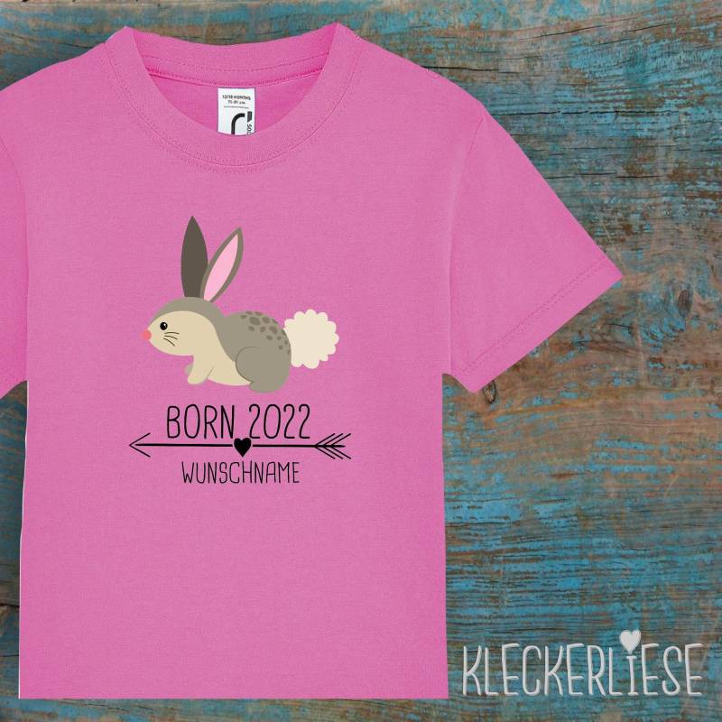 Kinder Baby Shirt Mit Wunschname Kleinkind "Born 2022 Tiermotiv Pfeil Name Text Hase " T-Shirt Jungen Mädchen von Kleckerliese