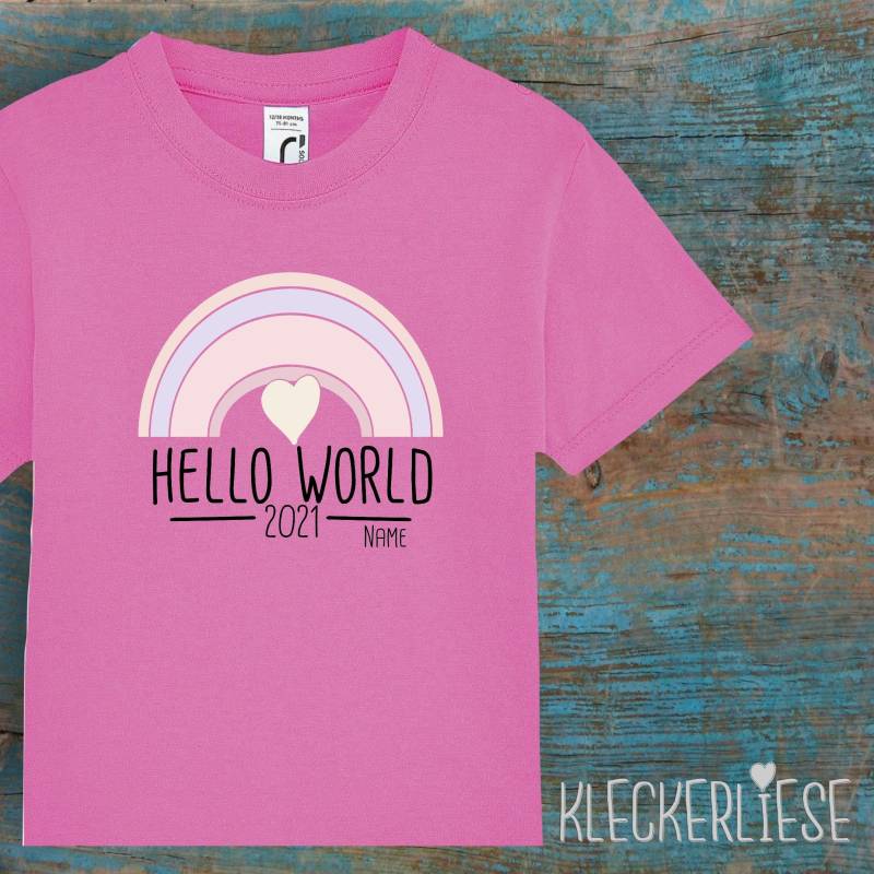 Kinder Baby Shirt Mit Wunschname Kleinkind "Hello World 2021 Regenbogen Wunschname" T-Shirt Jungen Mädchen von Kleckerliese