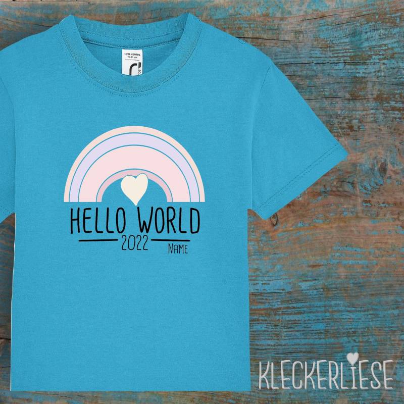 Kinder Baby Shirt Mit Wunschname Kleinkind "Hello World 2022 Regenbogen Wunschname" T-Shirt Jungen Mädchen von Kleckerliese
