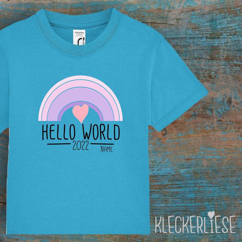 Kinder Baby Shirt Mit Wunschname Kleinkind "Hello World 2022 Regenbogen Wunschname" T-Shirt Jungen Mädchen von Kleckerliese