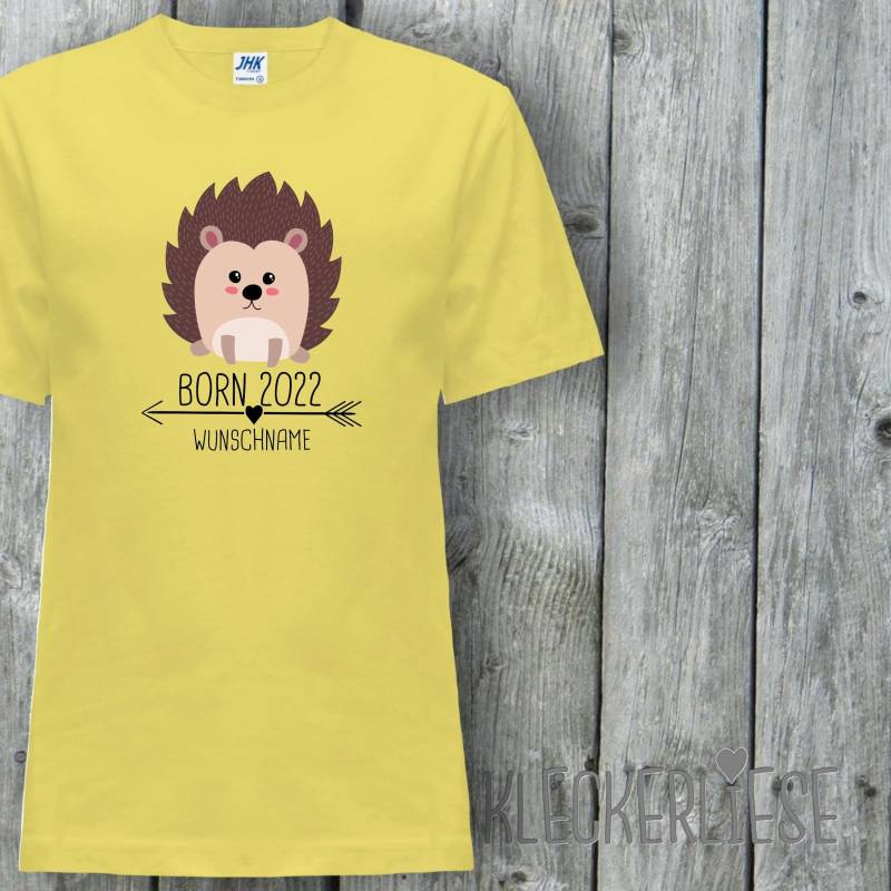 Kinder T-Shirt Mit Wunschname "Born 2022 Tiermotiv Pfeil Name Text Igel" Shirt Jungen Mädchen Baby Kind von Kleckerliese