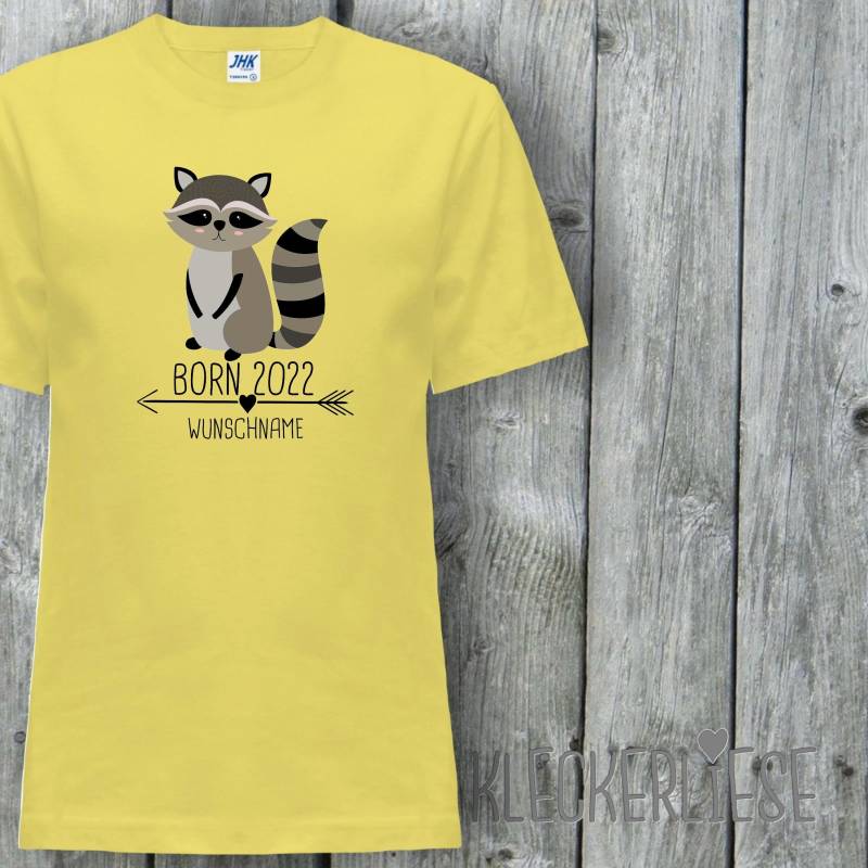 Kinder T-Shirt Mit Wunschname "Born 2024 2025 2026... Tiermotiv Name Text Waschbär" Shirt Jungen Mädchen Baby Kind von Kleckerliese
