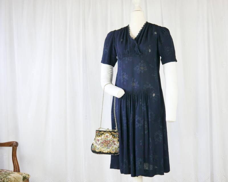 Vintage 1930Er Dunkelblaues Sommerkleid Mit Blumenmuster Xs von KleiderKatzeVintage