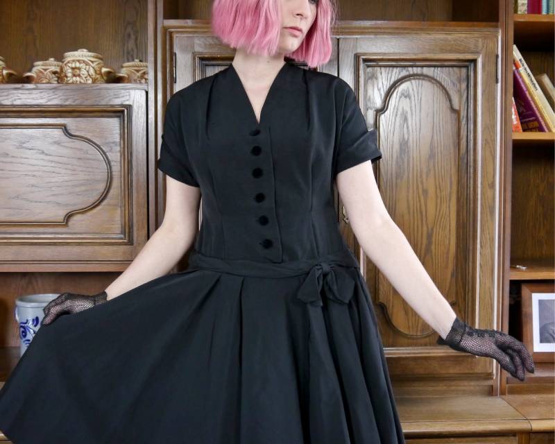 Vintage 40Er 50Er Schwarzes Rayon Tanzkleid Mit Vollem Kreisrock Samtknöpfe Tiefe Taille Schleife 1950Er Rockabillygröße L | Us 12 Uk 14 von KleiderKatzeVintage