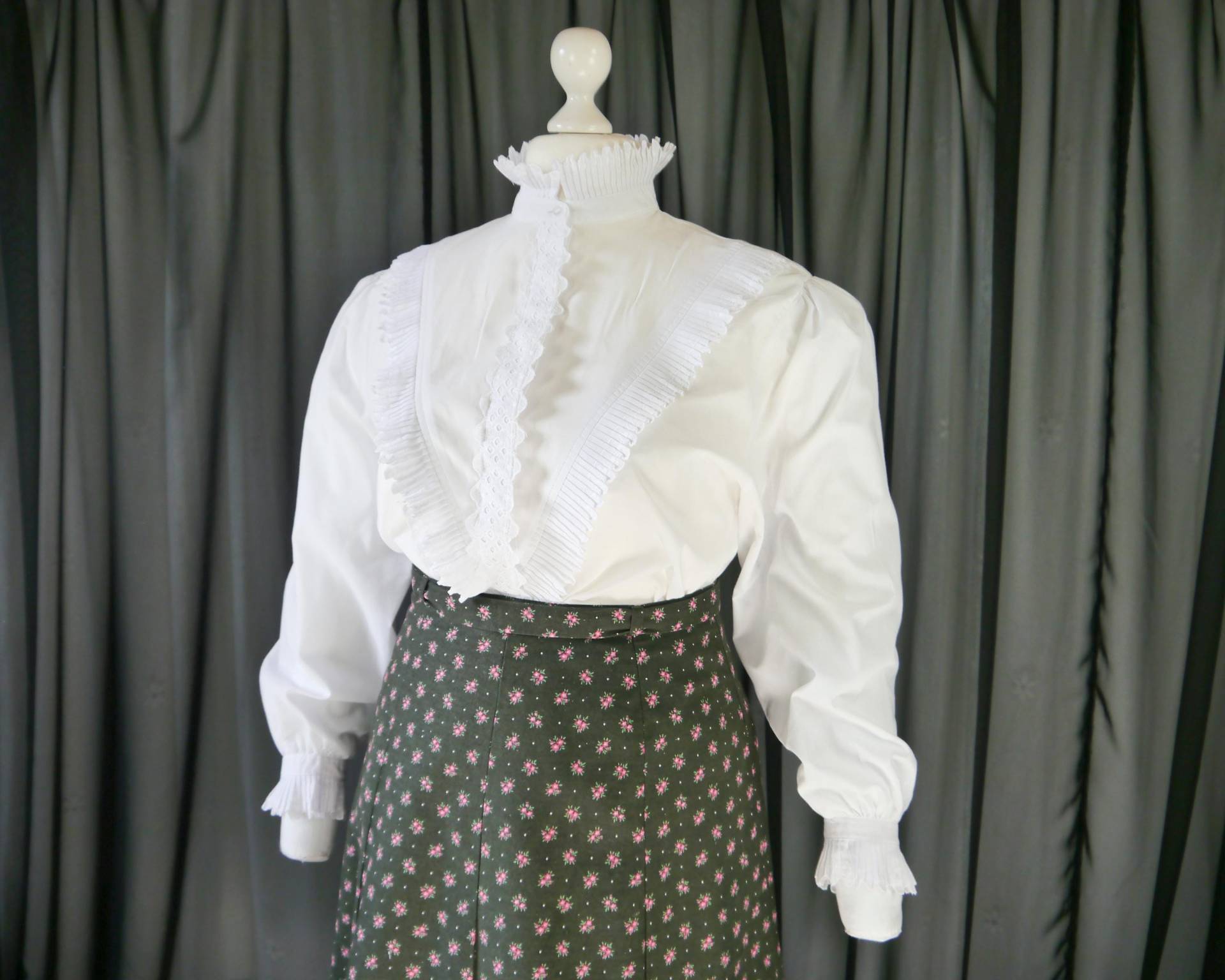 Vintage 70Er 80Er Landhaus Trachten-Bluse Stehkragen Weißxxl Vintage 70Er 80Er Landhaus Trachten-Bluse Stehkragen Weißxxl von KleiderKatzeVintage
