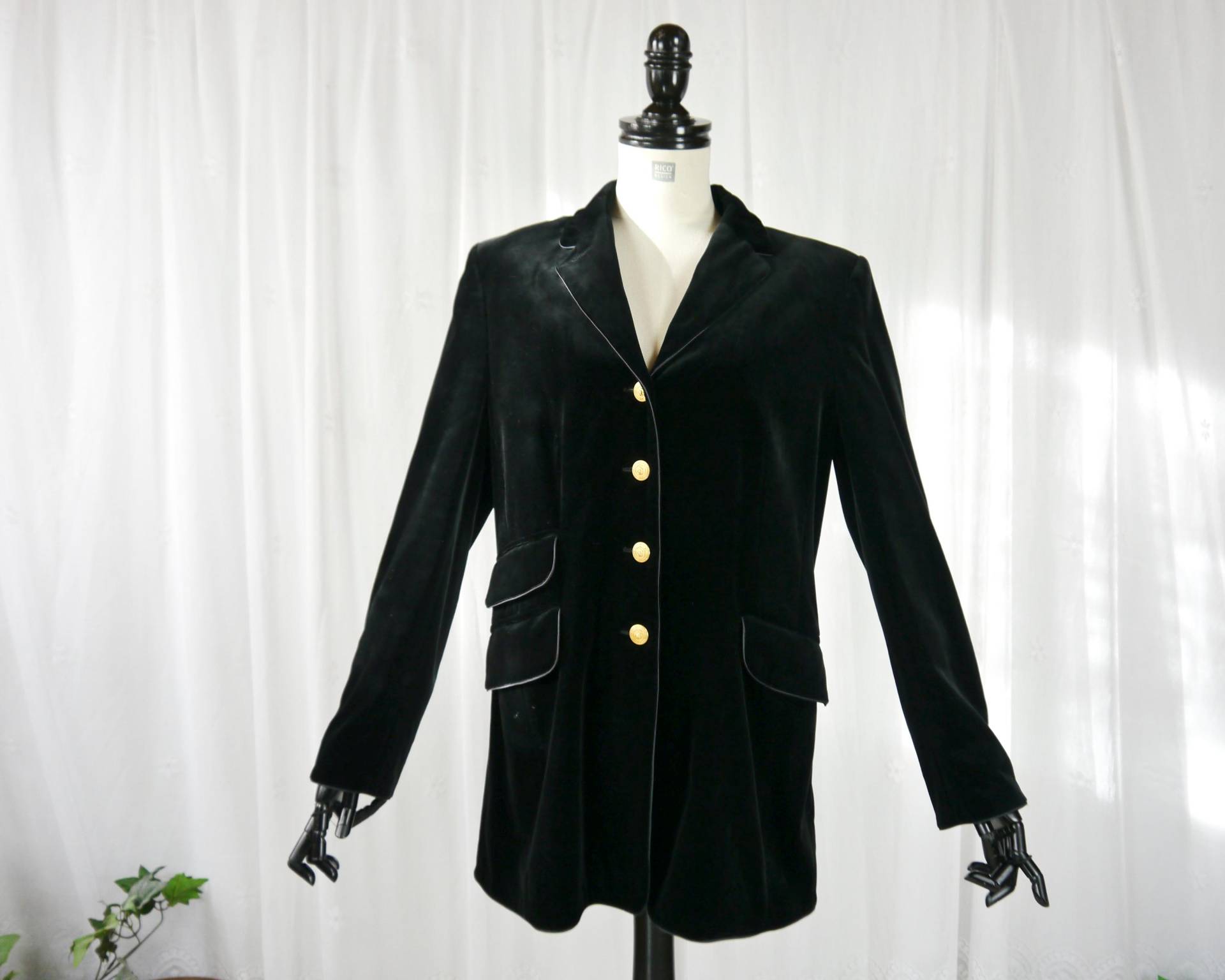 Vintage 70Er 80Er Schwazer Samtblazer Mit Goldknöpfen M-L Vintage 70Er 80Er Schwazer Samtblazer Mit Goldknöpfen M-L von KleiderKatzeVintage