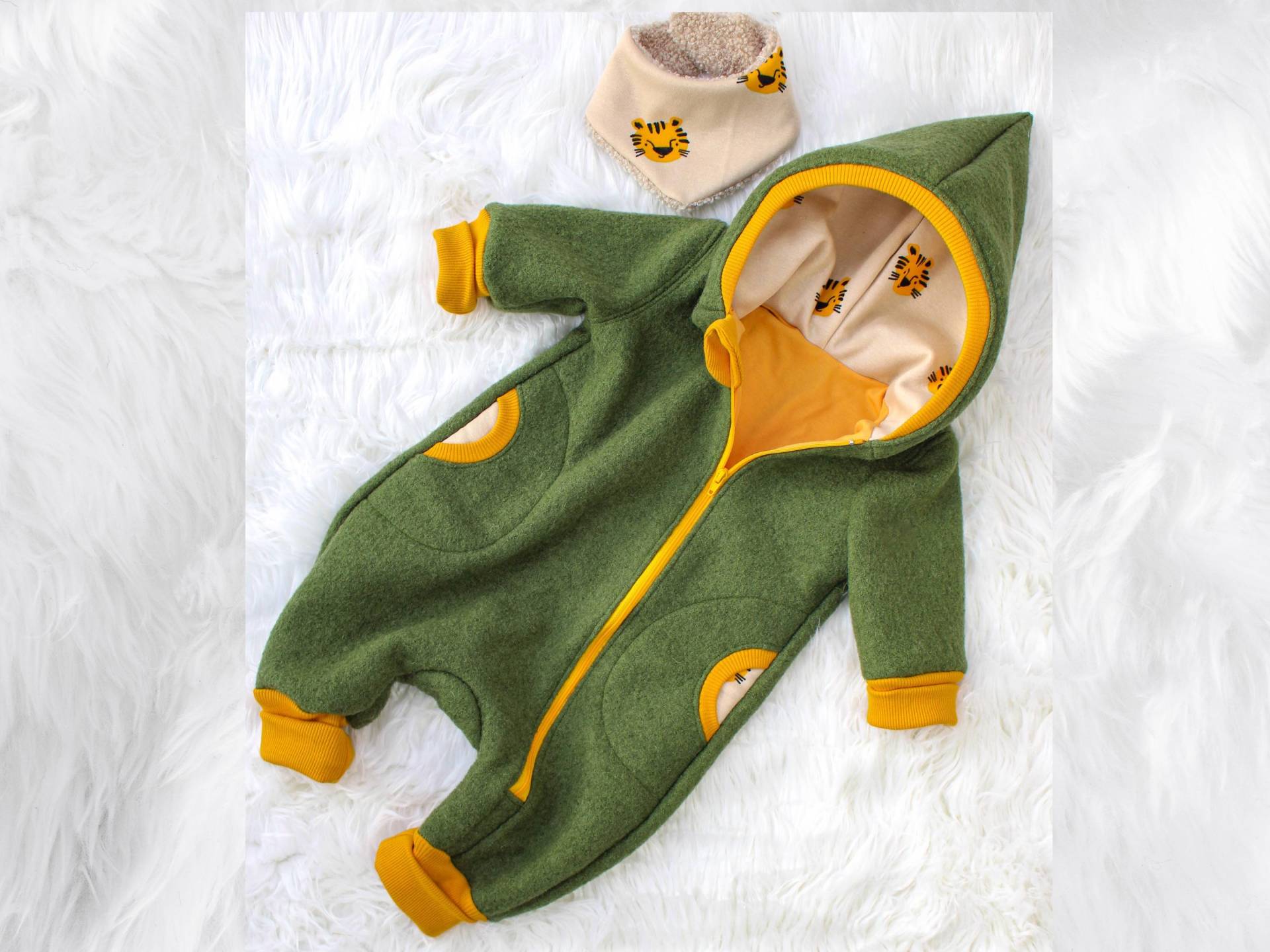 Wollwalk Overall Für Babys Und Kinder, Walkanzug Baby Winter, Grün/ Gelb Mit Tiger Gr 50/ 56/ 62/ 68/ 74/ 80/ 86/ 92/ 98/ 104/ 110/116/122 Wollwalk Overall Für Babys Und Kinder, Walkanzug Baby Winter, Grün/ Gelb Mit Tiger Gr 50/ 56/ 62/ 68/ 74/ 80/ 86/ 92/ 98/ 104/ 110/116/122 von KleiderMai