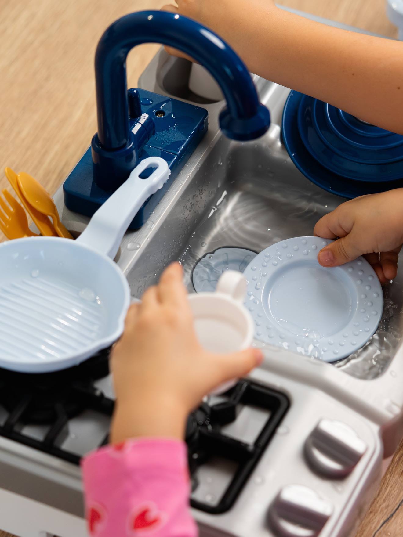 Spielküche mit funktionierendem Wasserhahn und Kochplatten für Kinder klein von Klein
