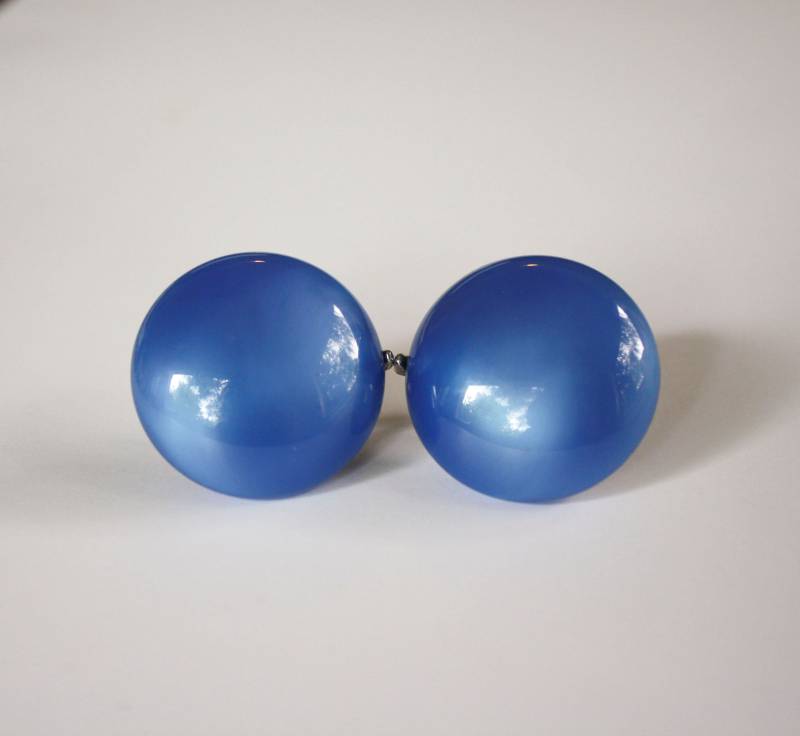 Atemberaubende Blaue Lucite Trifari Clip Ons von KleinDesignVintage
