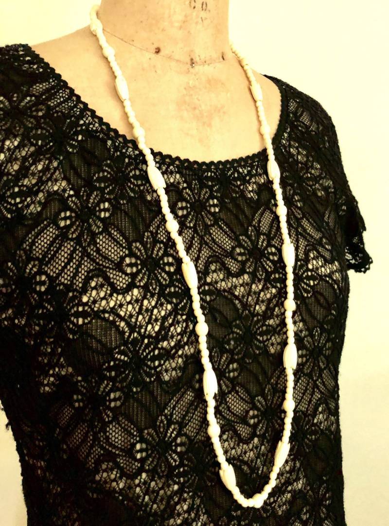 Geschnitzte Blumen Perlenkette von KleinDesignVintage