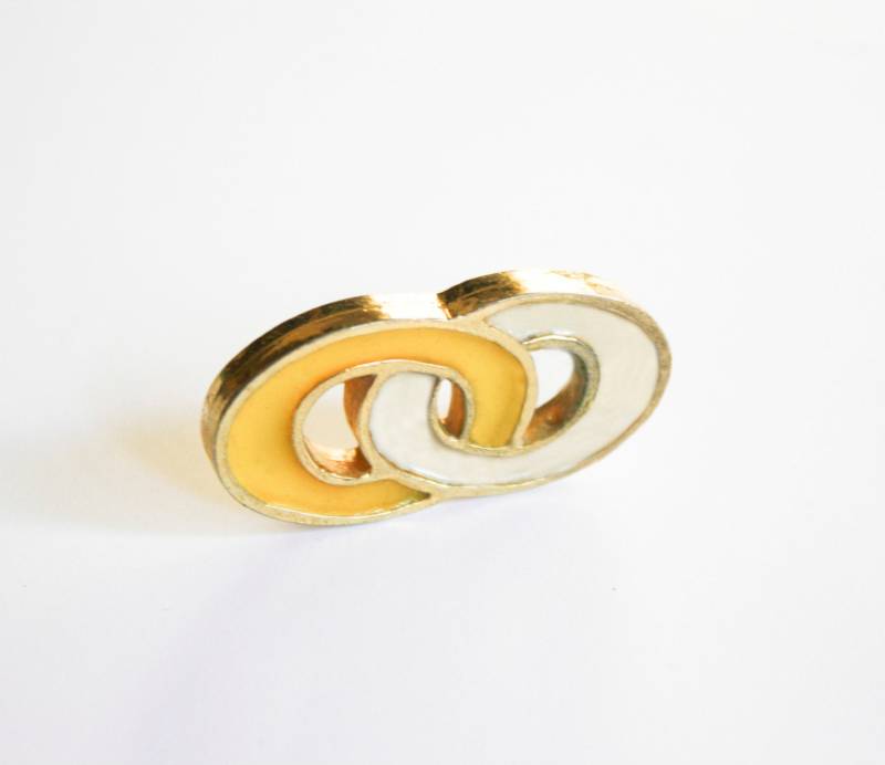 Handwerker Harz Brosche, Gelb Und Weiß in Gold Metallrahmen von KleinDesignVintage