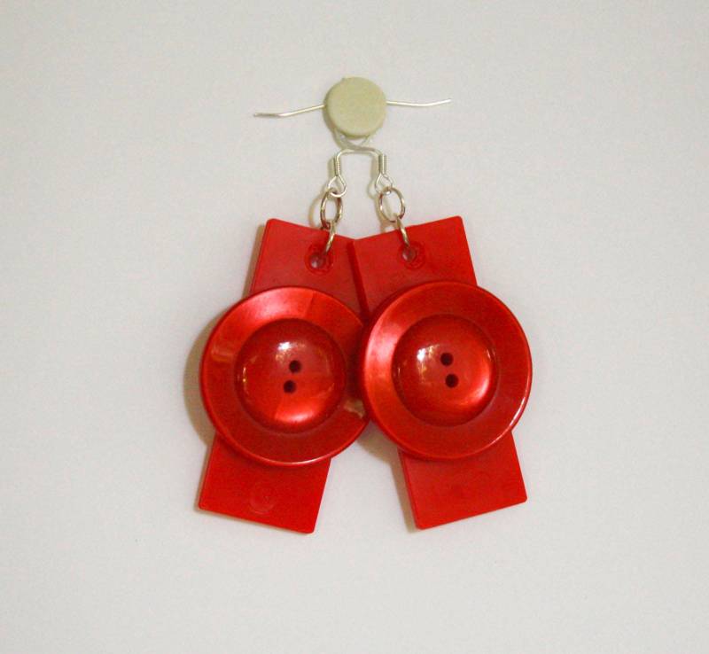 Roter Knopf Und Kunststoff Ohrstecker von KleinDesignVintage