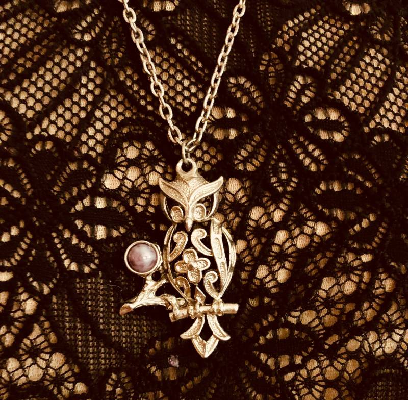 Silberfarbene Eule Mit Lavendel Akzent Halskette von KleinDesignVintage