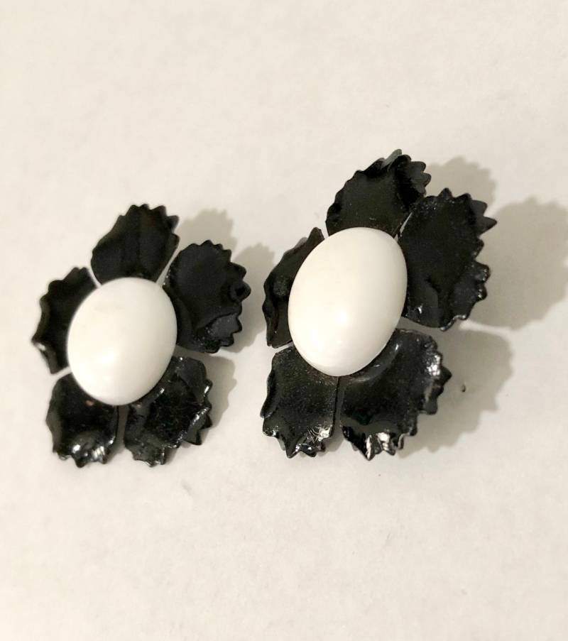 Vintage Schwarz Und Weiß Durchbohrt Ohrringe von KleinDesignVintage