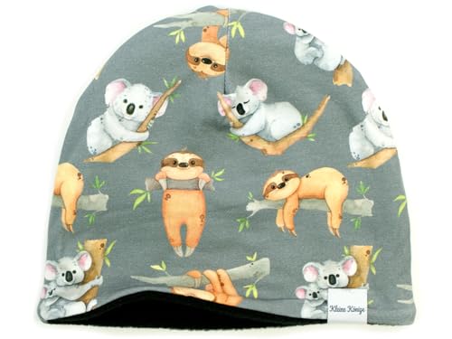 Kleine Könige Mütze Jungen Herbst Winter Kindermütze · Modell Koala und Faultier grau · Fleece schwarz · Größe 110/116 (KU 50-52) von Kleine Könige