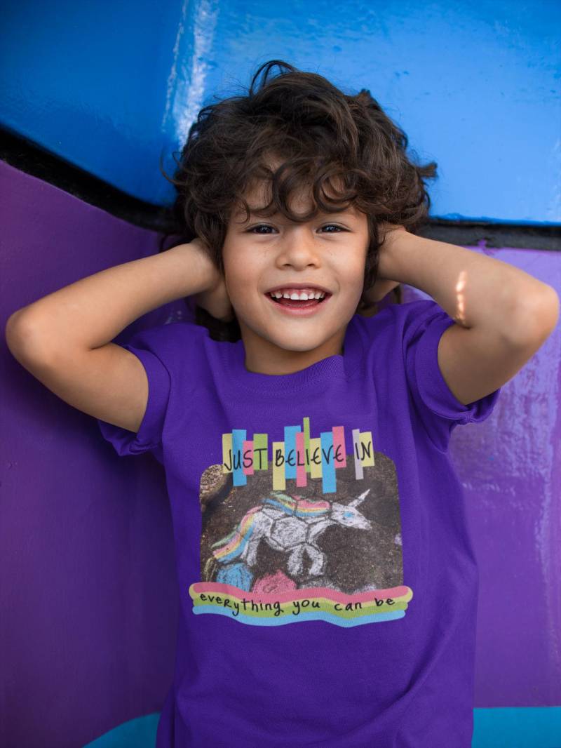 Just Believe in Everything You Can Be - Kids Shirt Einhorn Unicorn Magie Magic Glaube Believer Hoffnung Freude Pride Divers Bunt Wille Mut von KleineAliens