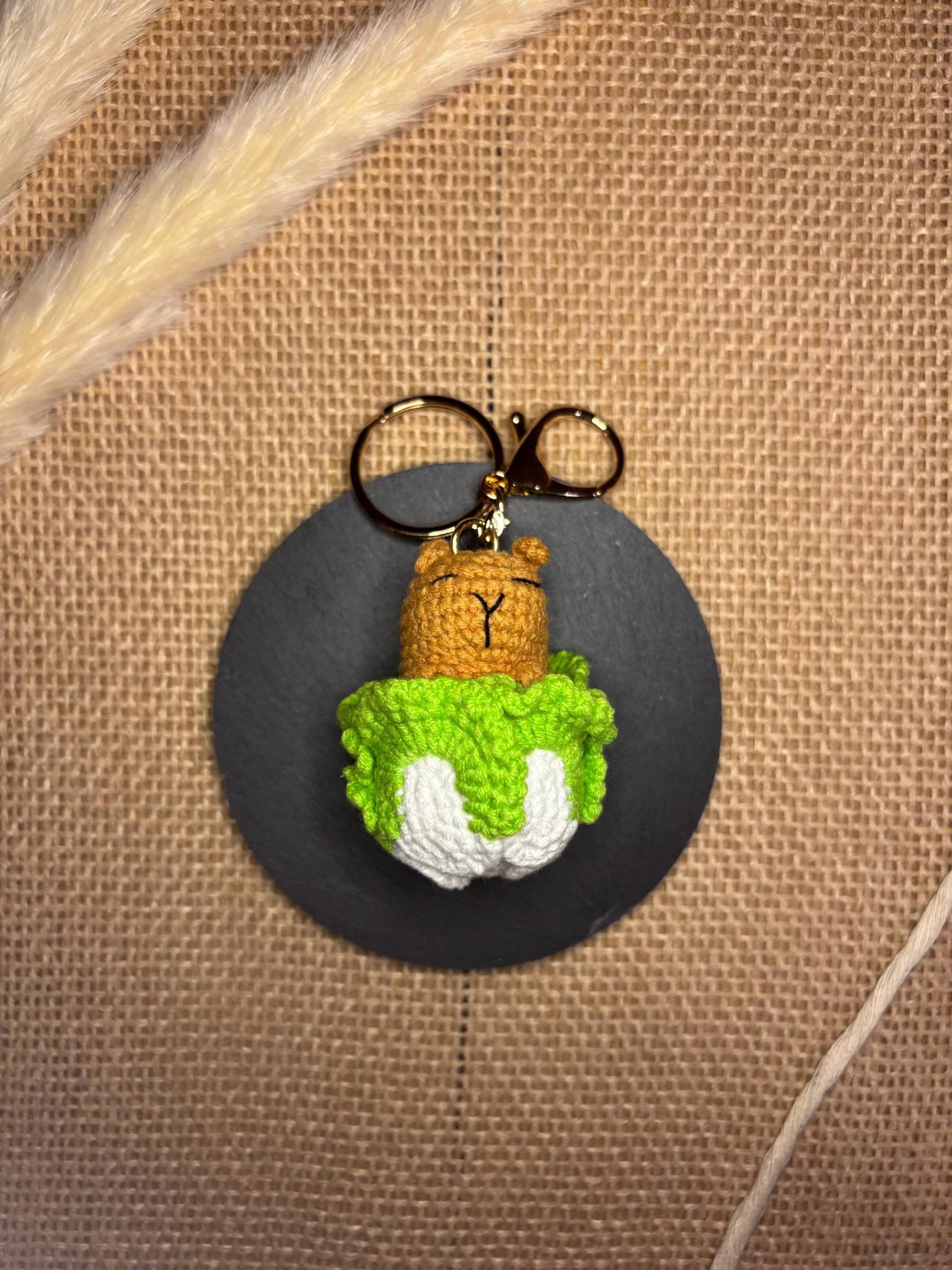 Capybara Im Salatkopf Schlüsselanhänger - Niedliches Tier-Design, Geschenk Für Tierfreunde Capybara Im Salatkopf Schlüsselanhänger - Niedliches Tier-Design, Geschenk Für Tierfreunde von KleineFreudeWerk