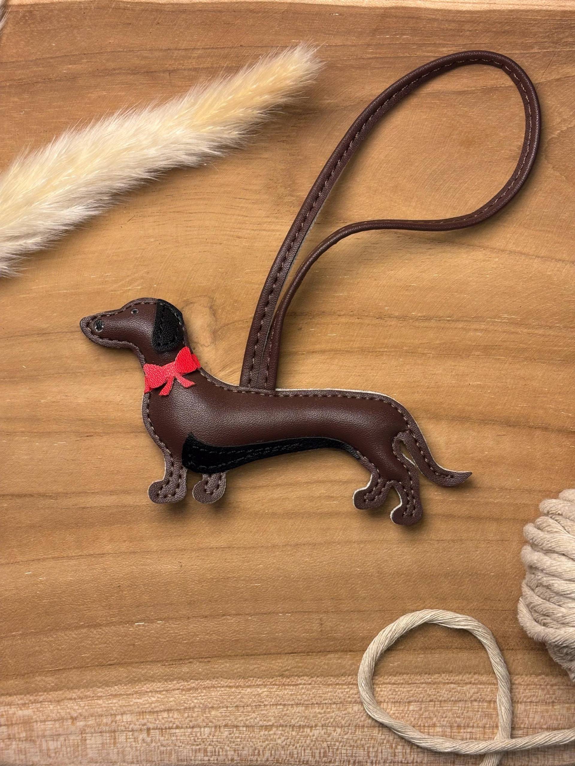 Dackel Anhänger Aus Leder in Dunkelbraun , Taschenanhänger Und Schlüsselanhänger, Perfektes Geschenk Für Hundeliebhaber, Frauen von KleineFreudeWerk