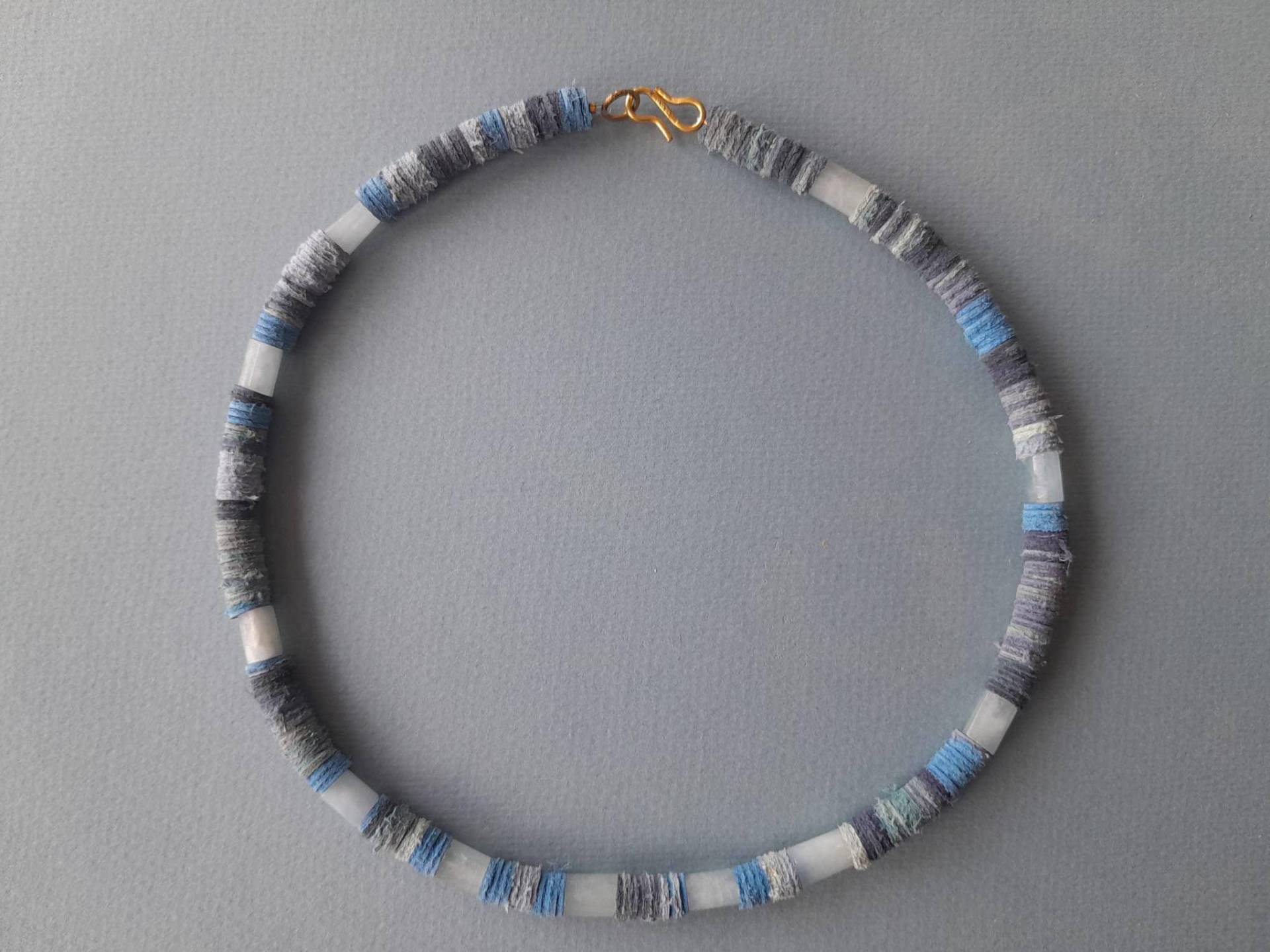 Handgefertigte Halskette Aus Leder Und Aquamarin Handgefertigte Halskette Aus Leder Und Aquamarin von KleineGeschenkeKunst